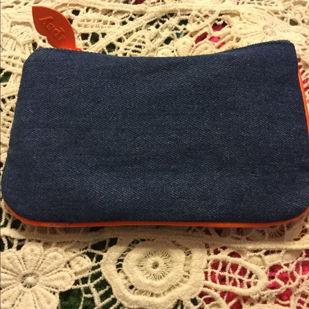 Cosmetic pouch
